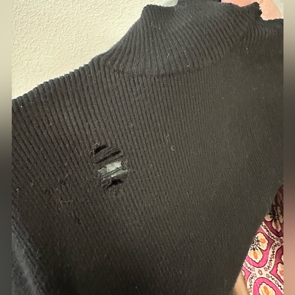 GUESS Los Angeles distressed cut out shoulder small turtleneck sweater - Picture 3 of 4